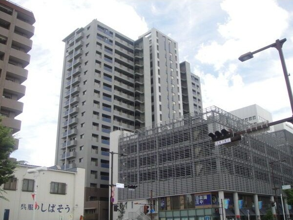 タワーザトヨタの外観