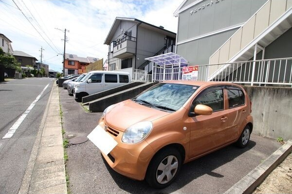 サニーコート三好丘の駐車場