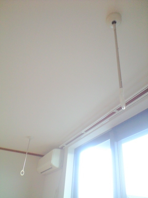 メゾン山手の居間・リビング|雨の日に便利な室内物干フック