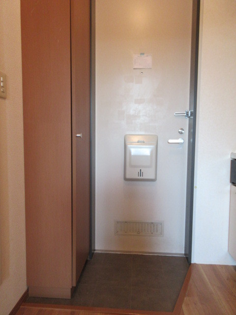 メゾン山手の玄関|重厚感のある玄関扉