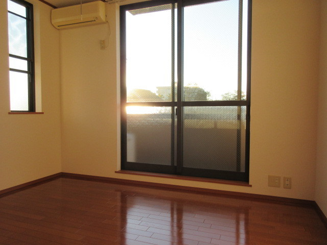 メゾン山手の居間・リビング|２Ｆ角部屋　明るい洋室６．２帖