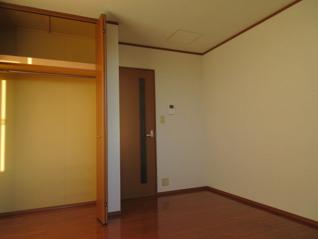 メゾン山手の収納|２Ｆ角部屋　明るい洋室６．２帖