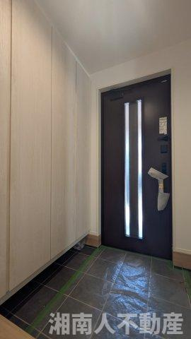 藤沢市片瀬４丁目１０－１９新築戸建ての玄関|落ち着いた玄関です