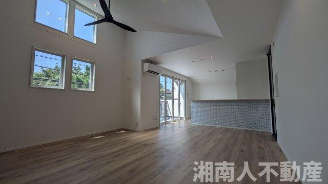 藤沢市片瀬４丁目１０－１９新築戸建ての居間・リビング|ゆったりとした居間です