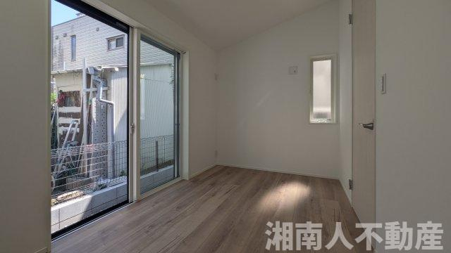 藤沢市片瀬４丁目１０－１９新築戸建ての洋室|明るい洋室です