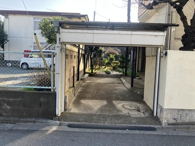 ひばりが丘１丁目貸家の駐車場