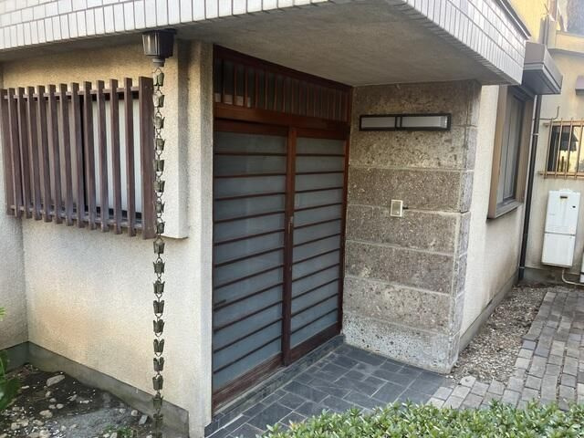 ひばりが丘１丁目貸家の玄関