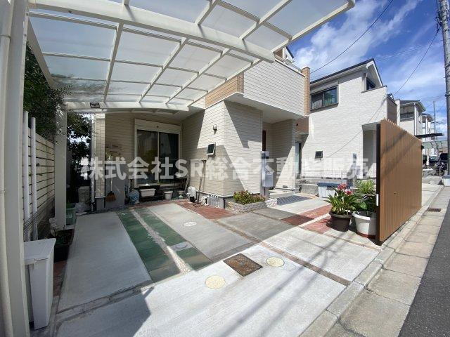 日下町1丁目中古戸建の駐車場|お車をお持ちの方には嬉しい駐車場は2台分あります！1台はカーポート付きです♪来客時にも便利で、自転車・バイクももちろん置けます！