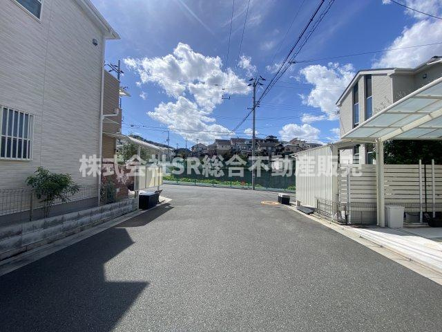 日下町1丁目中古戸建の前面道路含む現地写真|弊社は住宅ローンに自信がございます。
お客様にあった銀行をご紹介いたします。
お悩みの方は弊社までお気軽に
ご相談下さいませ。
