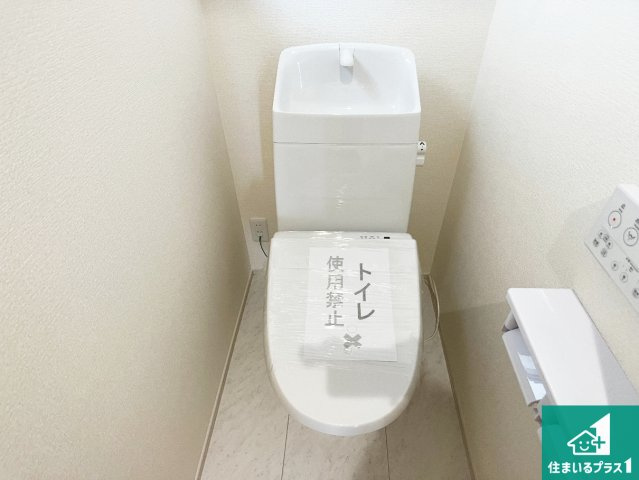 神戸市須磨区北落合　第2期　新築一戸建てのトイレ|1・2階の2ヶ所にあるので、朝の忙しい時間の順番待ちもなく、深夜の利用にも大変便利です。