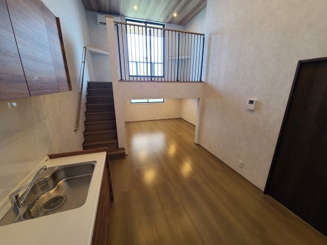 ライズエステシアC号室の居間・リビング