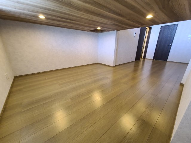 ライズエステシアC号室の居間・リビング