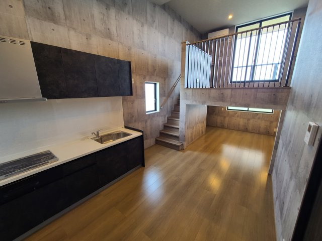 ライズエステシアC号室の居間・リビング