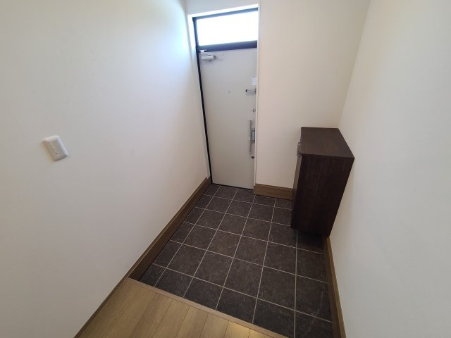 ライズエステシアC号室の玄関