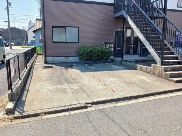 ルミエール八家の駐車場