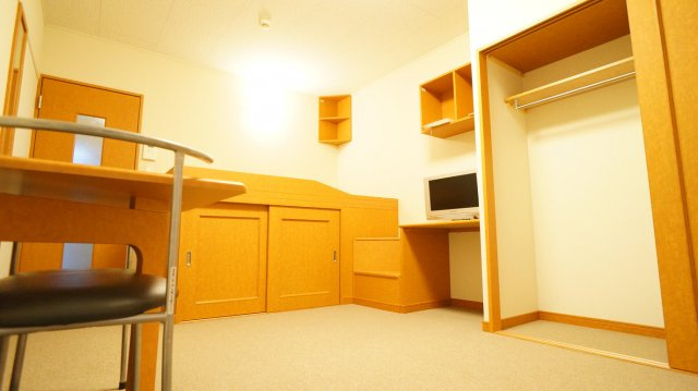 レオパレス平和の居間・リビング|クローゼット付きでお部屋を広々お使いいただけます。