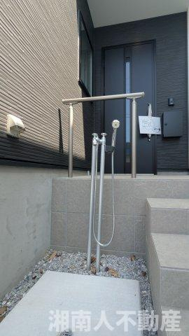 藤沢市片瀬４丁目２２１６－６０新築戸建ての玄関|落ち着いた玄関です