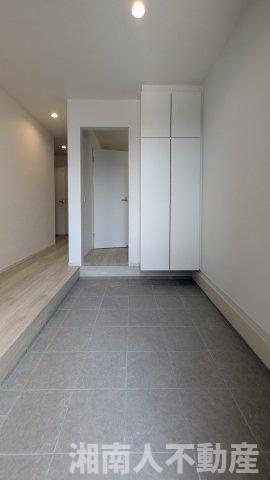 藤沢市片瀬４丁目２２１６－６０新築戸建ての玄関|落ち着いた玄関です