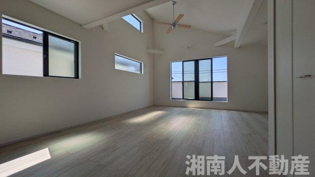 藤沢市片瀬４丁目２２１６－６０新築戸建ての居間・リビング|ゆったり過ごせるリビングです