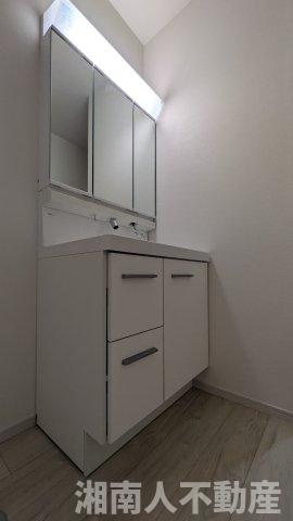 藤沢市片瀬４丁目２２１６－６０新築戸建ての独立洗面台|独立洗面台、朝の身支度には欠かせません