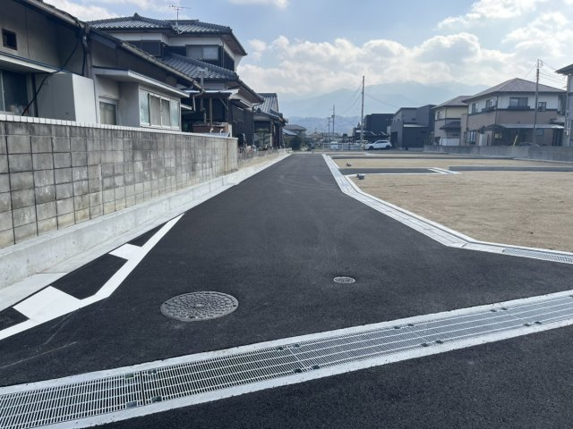 垣生エコタウンⅡの前面道路含む現地写真
