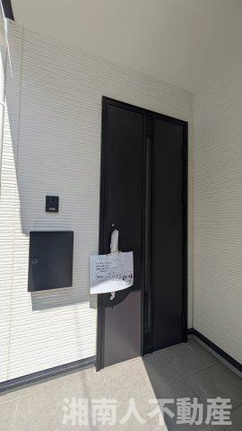 藤沢市片瀬４丁目２２１６－６０新築戸建ての玄関|きれいな玄関です