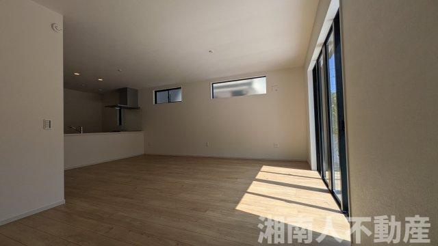 藤沢市片瀬４丁目２２１６－６０新築戸建ての居間・リビング|ゆったり過ごせるリビングです