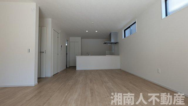藤沢市片瀬４丁目２２１６－６０新築戸建ての居間・リビング|リビングです