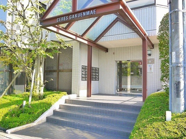 CERES学園前のエントランス|清潔なエントランスです
