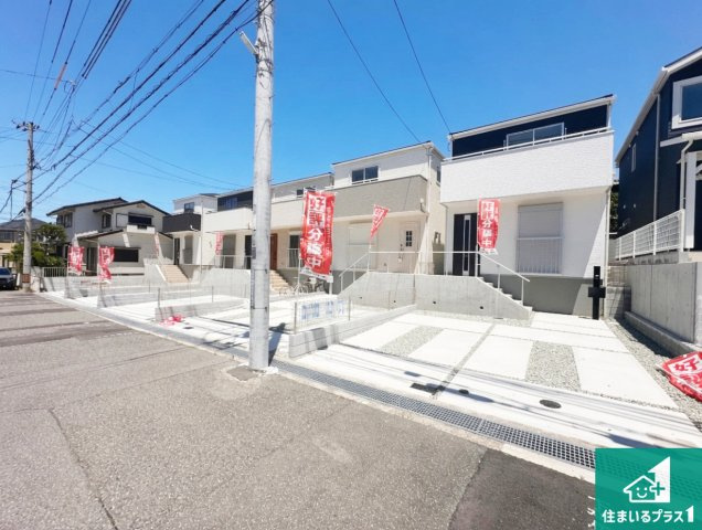 神戸市須磨区北落合　第2期　新築一戸建ての前面道路含む現地写真|周辺は閑静な住宅街！前面道路広々で車の出し入れも便利です。駐車が苦手な方でも安心して車庫入れできます！