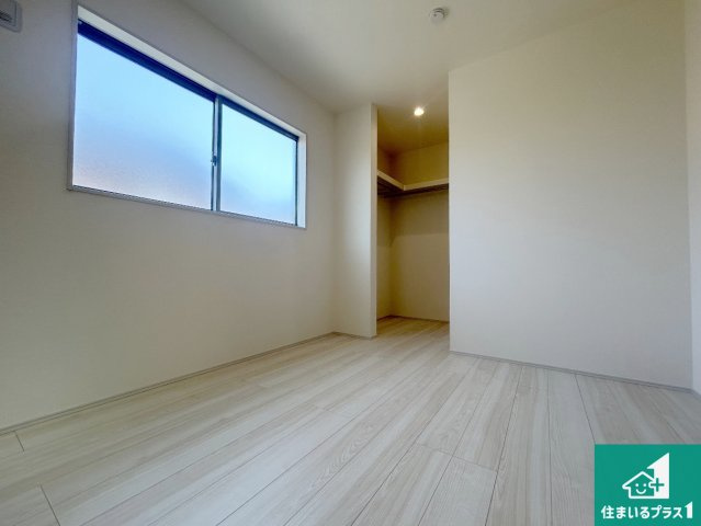神戸市須磨区北落合　第2期　新築一戸建ての洋室|ウォークインクローゼット付きで生活スペースもスッキリできます。各居室にも収納がありますので、お子様の衣類やおもちゃなどもしっかり収納できます。