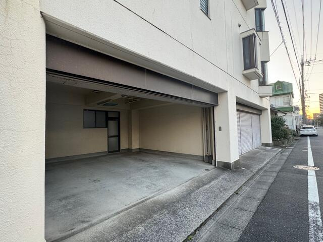 足立区栗原２丁目の中古一戸建の駐車場|駐車スペース４～５台あり 