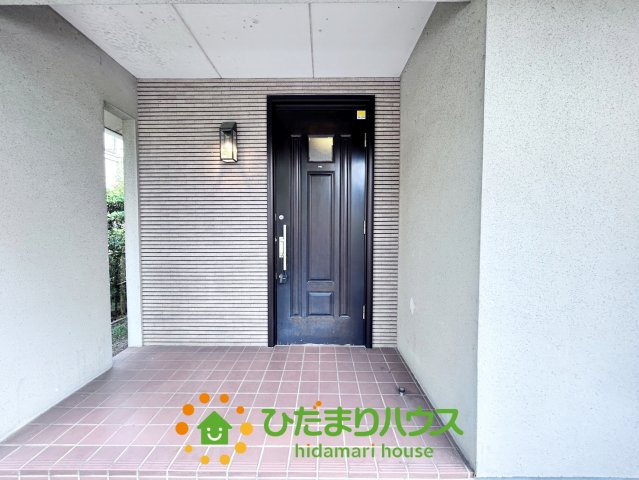 白岡市新白岡2丁目　中古一戸建ての玄関