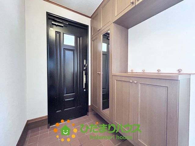 白岡市新白岡2丁目　中古一戸建ての玄関