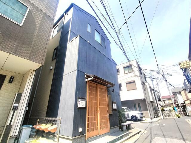 足立区千住東１丁目の中古一戸建の前面道路含む現地写真|店舗の玄関も明るく入りやすい… 