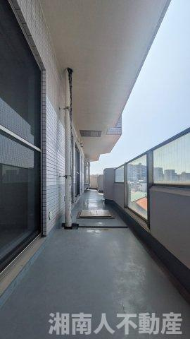 湘南タワーズのバルコニー|暖かな日差しのふりそそぐバルコニー