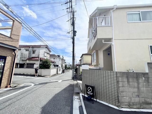 中野区江原町２丁目の中古一戸建の前面道路含む現地写真| 