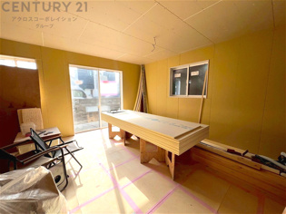 リビングダイニングは家族や友人とのコミュニケーションを楽しむ場所でくつろぎながら食事や会話を楽しめ、多目的に利用できリラックスできる空間です。家庭内の中心として機能し、快適な生活をサポートします。