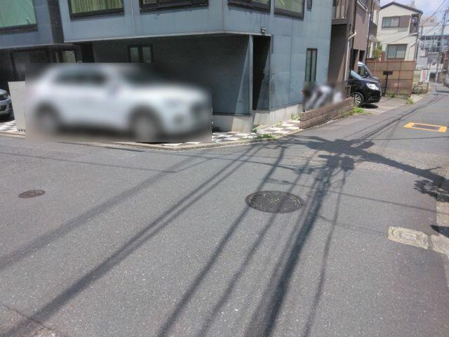 新宿区上落合２丁目の中古一戸建の前面道路含む現地写真|駐車場スペースと前面道路 