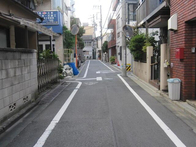 荒川区西尾久１丁目の中古一戸建の前面道路含む現地写真| 