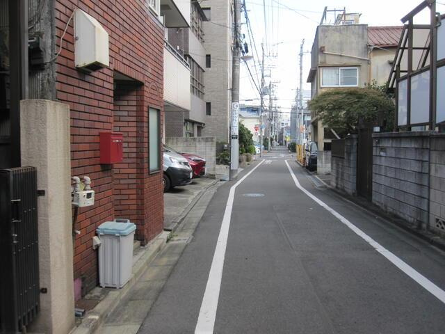 荒川区西尾久１丁目の中古一戸建の前面道路含む現地写真| 