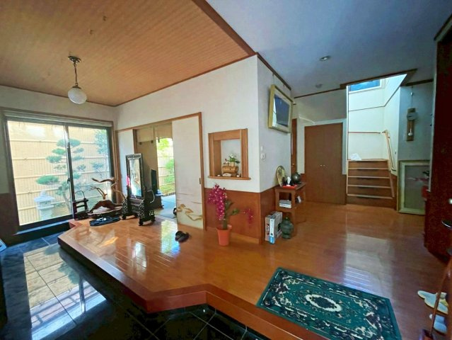 四条畷市田原台9丁目の玄関|広々玄関スペース。土間が広いので少しの荷物置場としても便利です。