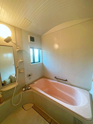 四条畷市田原台9丁目の浴室|ゆったり足を延ばせる広さがある浴室です。
2階にはシャワールーム付きです。
