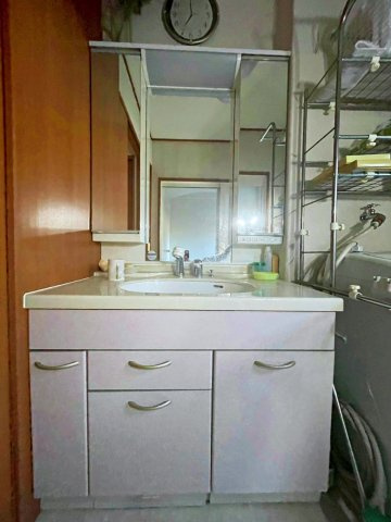 四条畷市田原台9丁目の独立洗面台|1階洗面化粧台。2か所洗面台があるのでご家族が多い方は便利です！