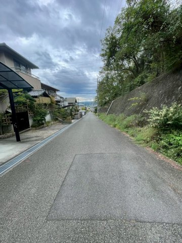 四条畷市田原台9丁目の前面道路含む現地写真|南西6ｍ幅員（接道幅14ｍ）