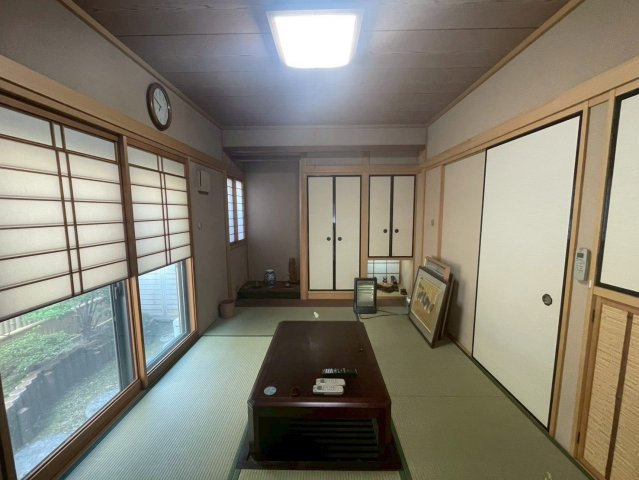 四条畷市田原台9丁目の和室|1階和室。約6帖あり、押入れ収納付きです。
客間としてもご利用いただけます。