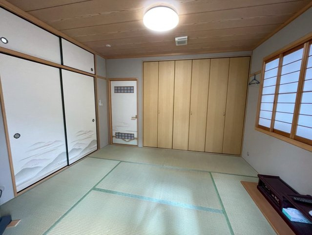 四条畷市田原台9丁目の和室|2階和室。バルコニーに面して明るく風通しの良いお部屋です！
