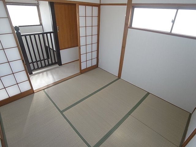 神戸市北区山田町下谷上字猪ころびの一戸建ての設備|綺麗に改装された室内