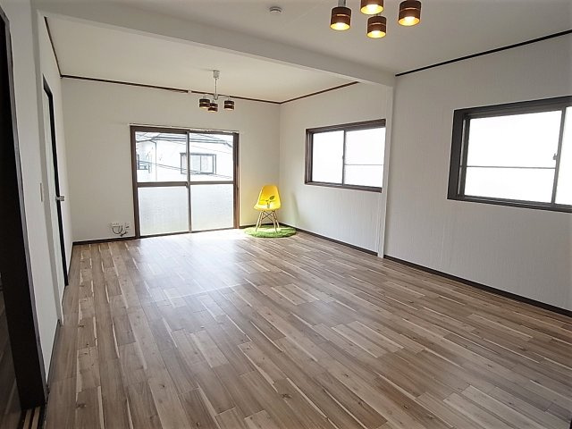 神戸市北区山田町下谷上字猪ころびの一戸建ての居間・リビング|開放感の有る洋室12帖、リビングとしてどうぞ