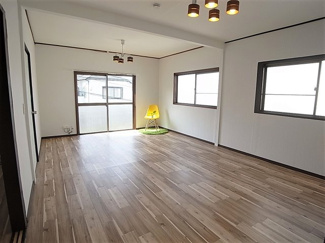 【居間・リビング】 | 開放感の有る洋室12帖、リビングとしてどうぞ